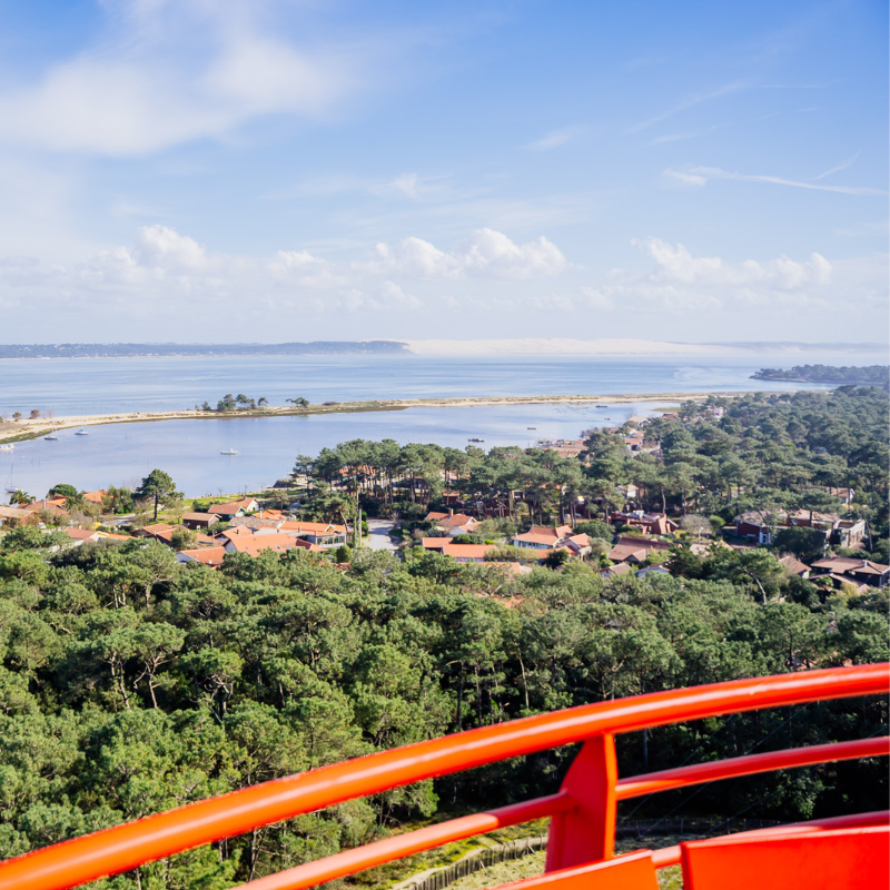 Une fois en haut, la vue est à couper le souffle. D’ici, vous pourrez profiter d’une vue à 360° à plus de 53 m de haut sur la conche du Mimbeau, la Dune du Pilat, et les parcs à huîtres.