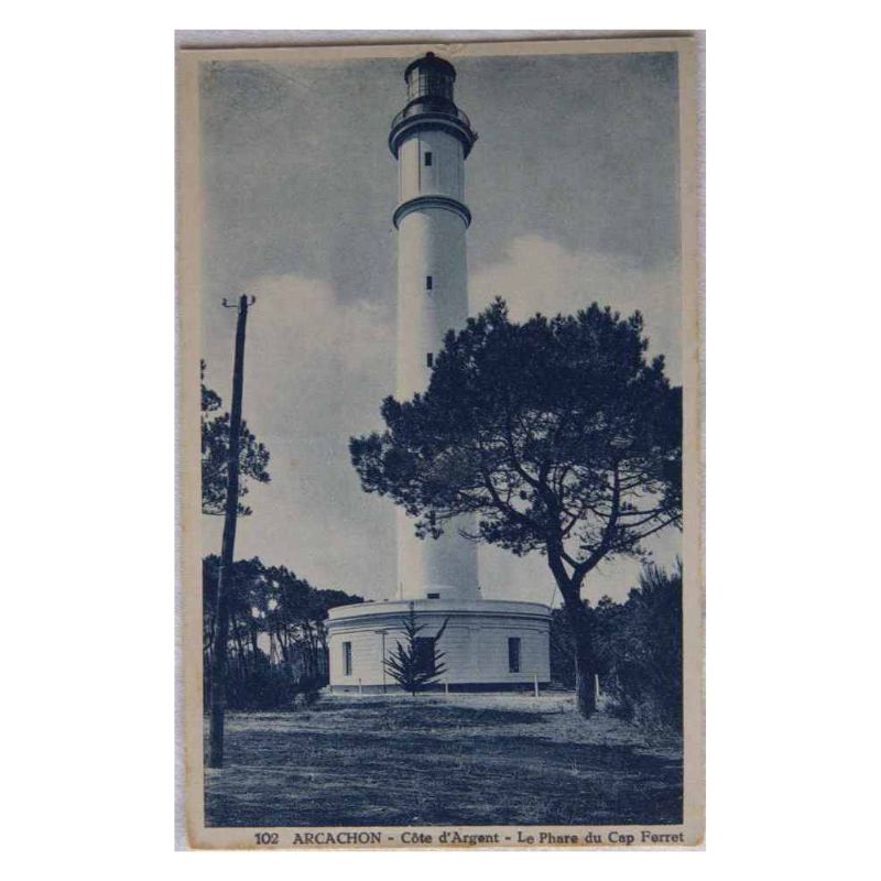 En 1905, le Phare du Cap Ferret adopte un feu à éclair alterné rouge et blanc, alimenté à la vapeur de pétrole.