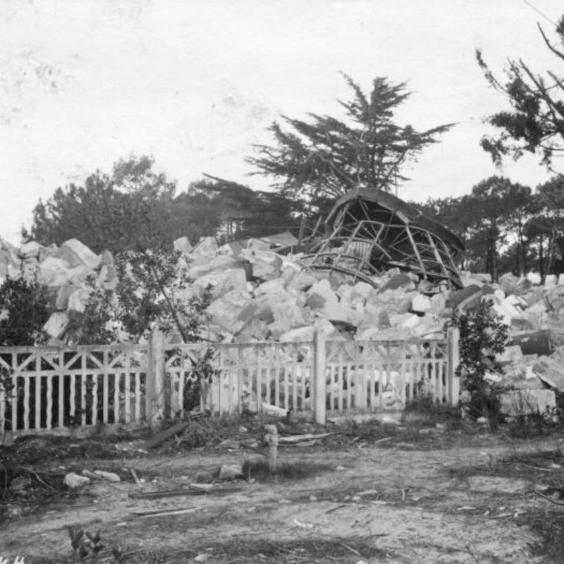 Dès 1940, l’armée allemande occupe le Phare du Cap Ferret, imposant un régime de travail obligatoire et « germanisant » le code des feux. Les gardiens Antoine Meaume et Jean Caule baissent volontairement l’intensité du feu pour résister, mais l’occupant découvre la ruse et les remplace par des homologues allemands.