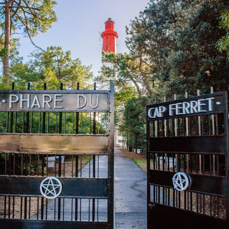 Depuis 1995, l’allumage de la lanterne du Phare du Cap Ferret est automatisé selon la luminosité ambiante.