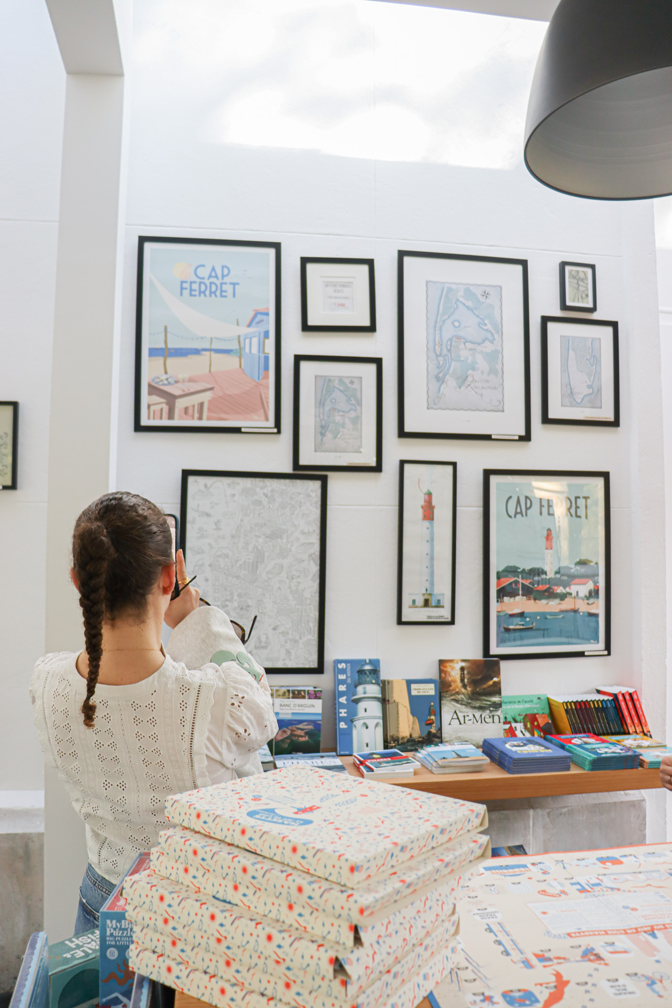 Ohé moussaillon, tu veux garder un œil sur les sentinelles de la côte ?

Nos posters sur les phares célèbrent ces gardiens majestueux qui veillent sur nos rivages. Accroche-les dans ta cabine, ton salon ou ton bureau, et laisse leur silhouette imposante te rappeler la force tranquille de ces monuments maritimes.