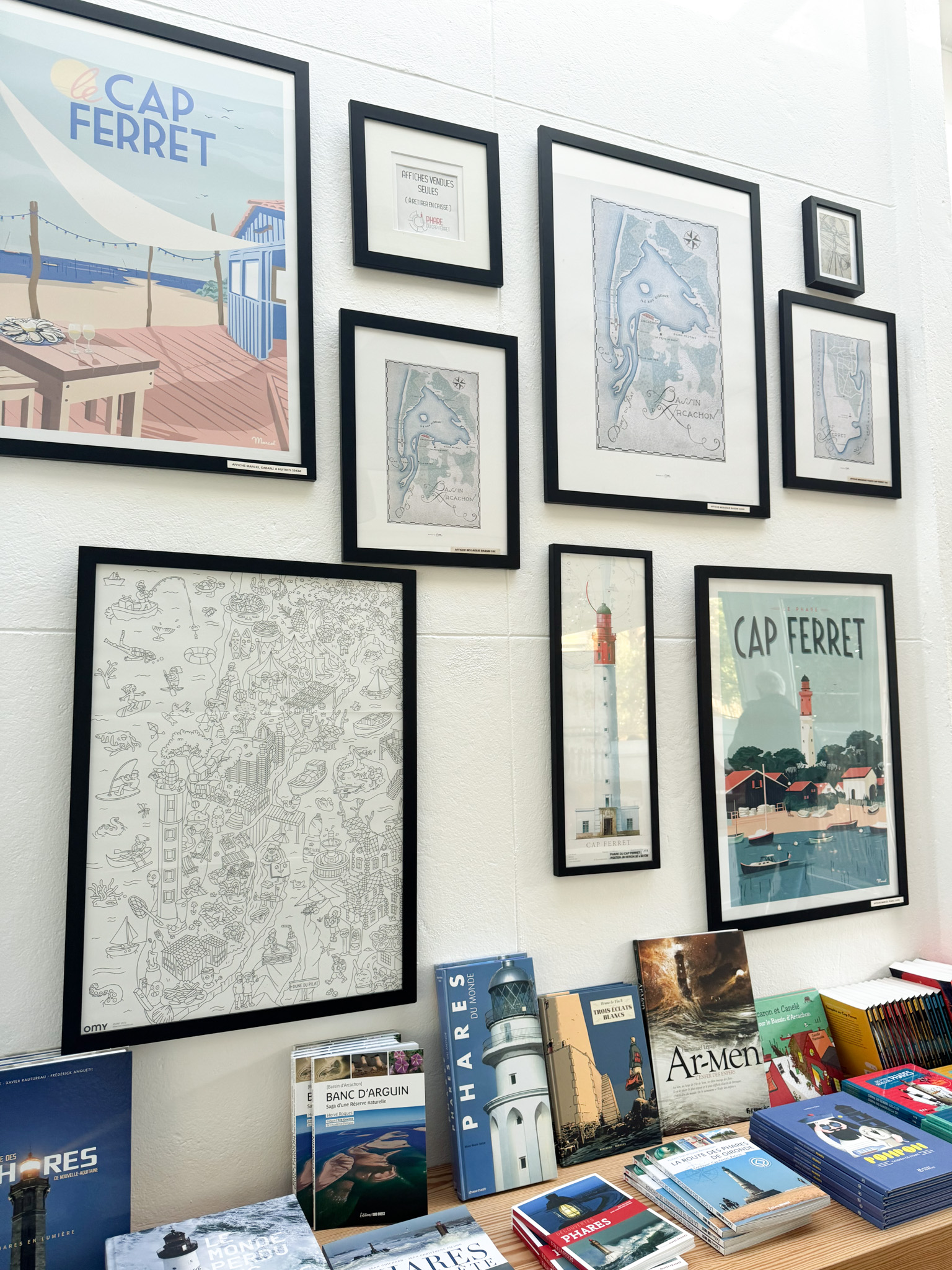 Ohé moussaillon, tu veux garder un œil sur les sentinelles de la côte ?

Nos posters sur les phares célèbrent ces gardiens majestueux qui veillent sur nos rivages. Accroche-les dans ta cabine, ton salon ou ton bureau, et laisse leur silhouette imposante te rappeler la force tranquille de ces monuments maritimes.