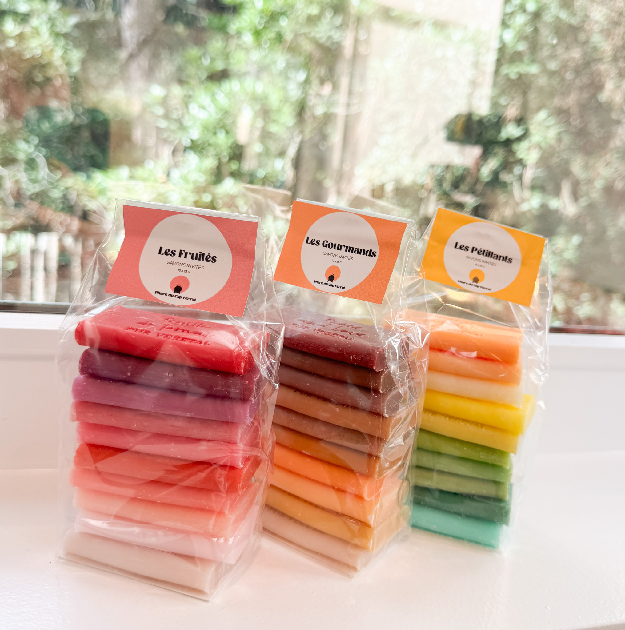 Nos savons artisanaux transforment ta toilette quotidienne en escale ressourçante.
Un petit bout du Cap Ferret dans ta salle de bain !