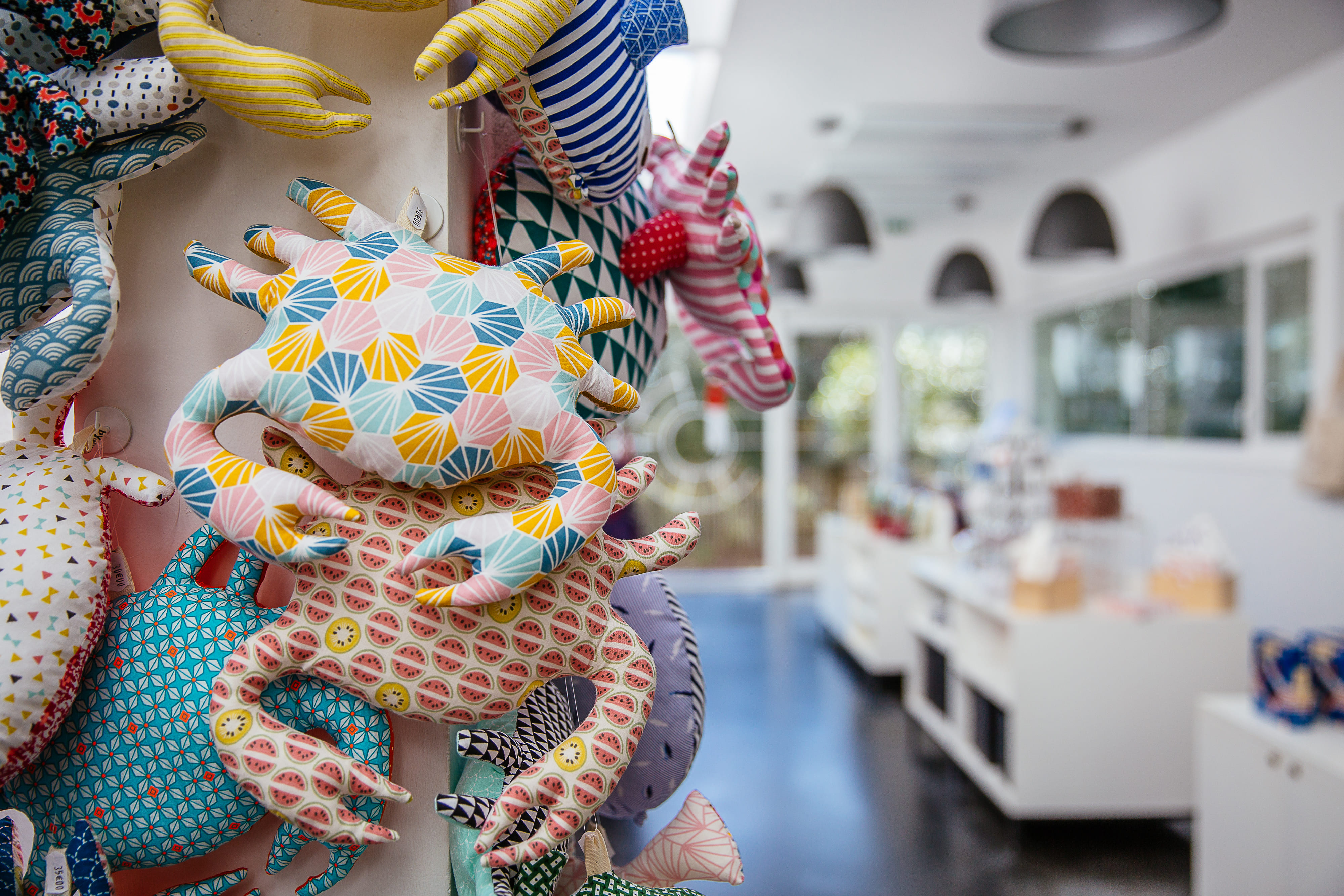 Ohé petits moussaillons ! Vous cherchez un compagnon de bord ?

Nos peluches sont de véritables gardiens tout doux pour accompagner les jeunes marins dans leurs aventures. 
Elles résistent aux tempêtes de câlins et aux grandes marées d'affection.