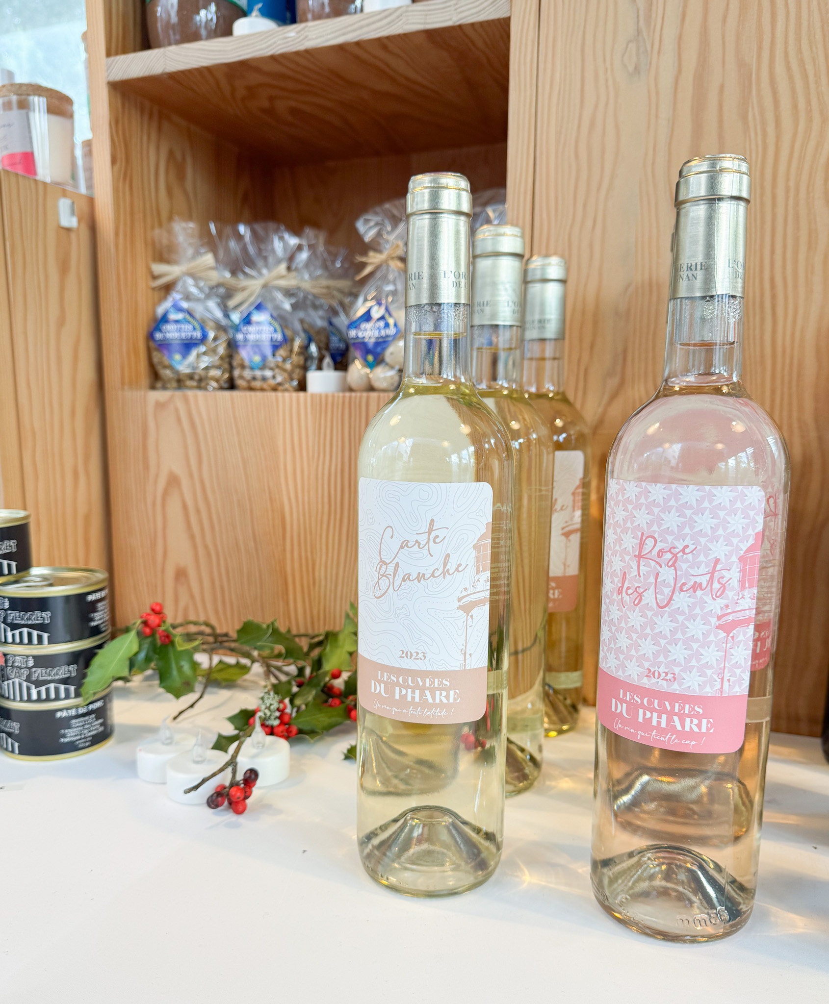 Ohé matelot, le gardien du Phare a sélectionné pour toi une cave de caractère !

Nos vins, choisis avec soin, prolongent l’esprit des apéros au coucher du soleil. À savourer entre amis ou à offrir à un autre capitaine du Bassin.

