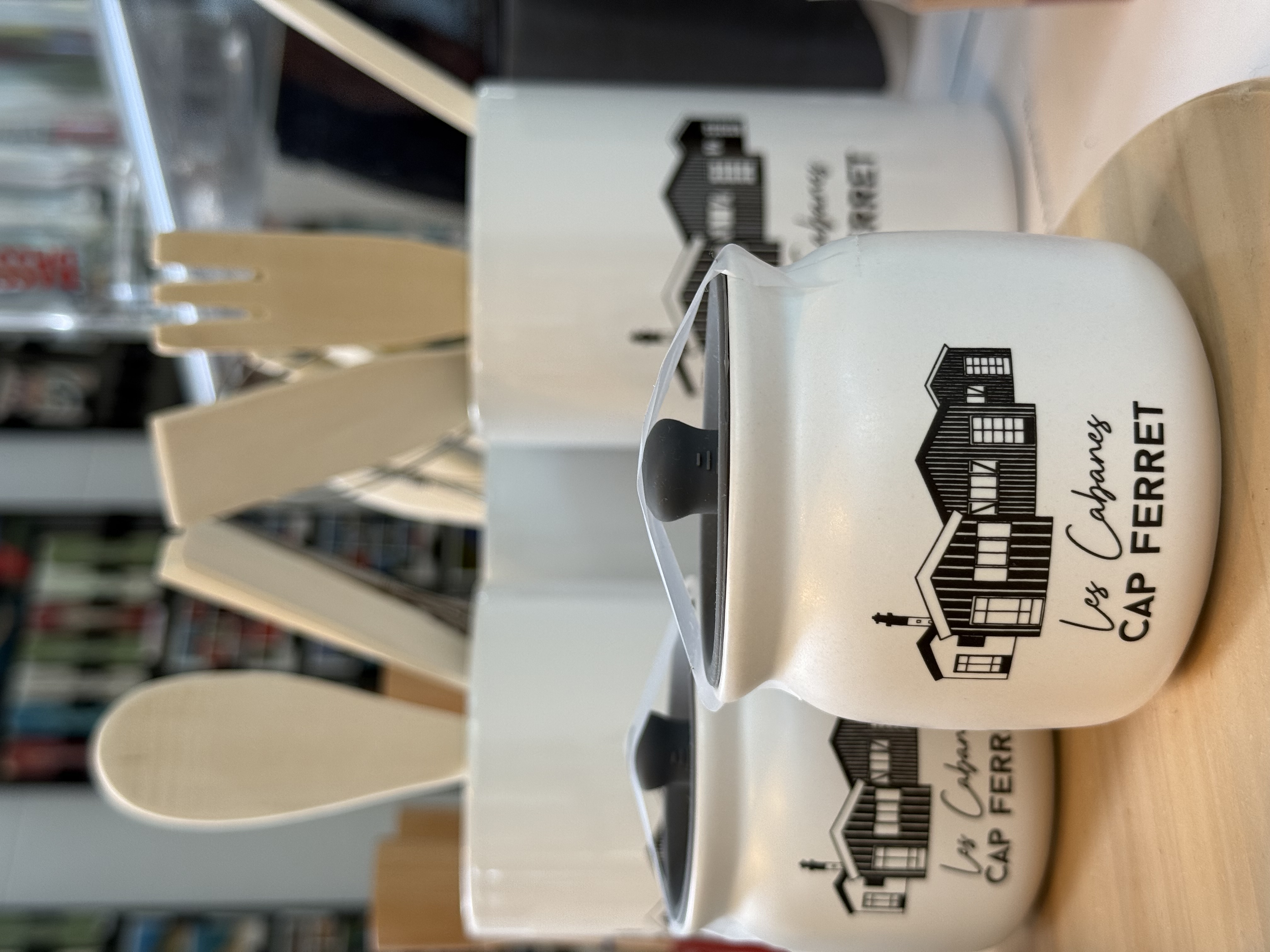 Nos ustensiles de cuisine complètent l'équipement du parfait cuisinier côtier.

