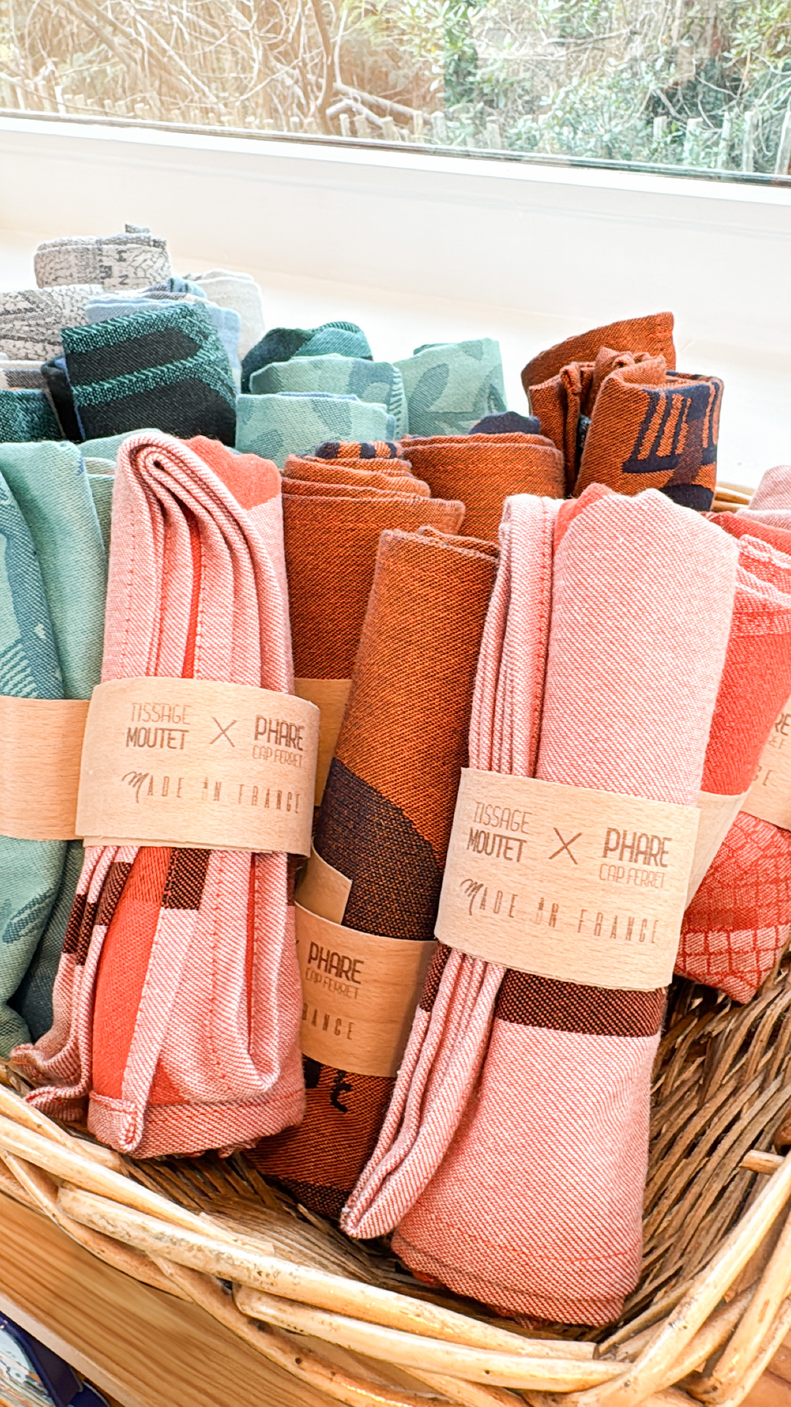 Collection de torchons , exposés dans l’espace boutique du Phare du Cap Ferret.