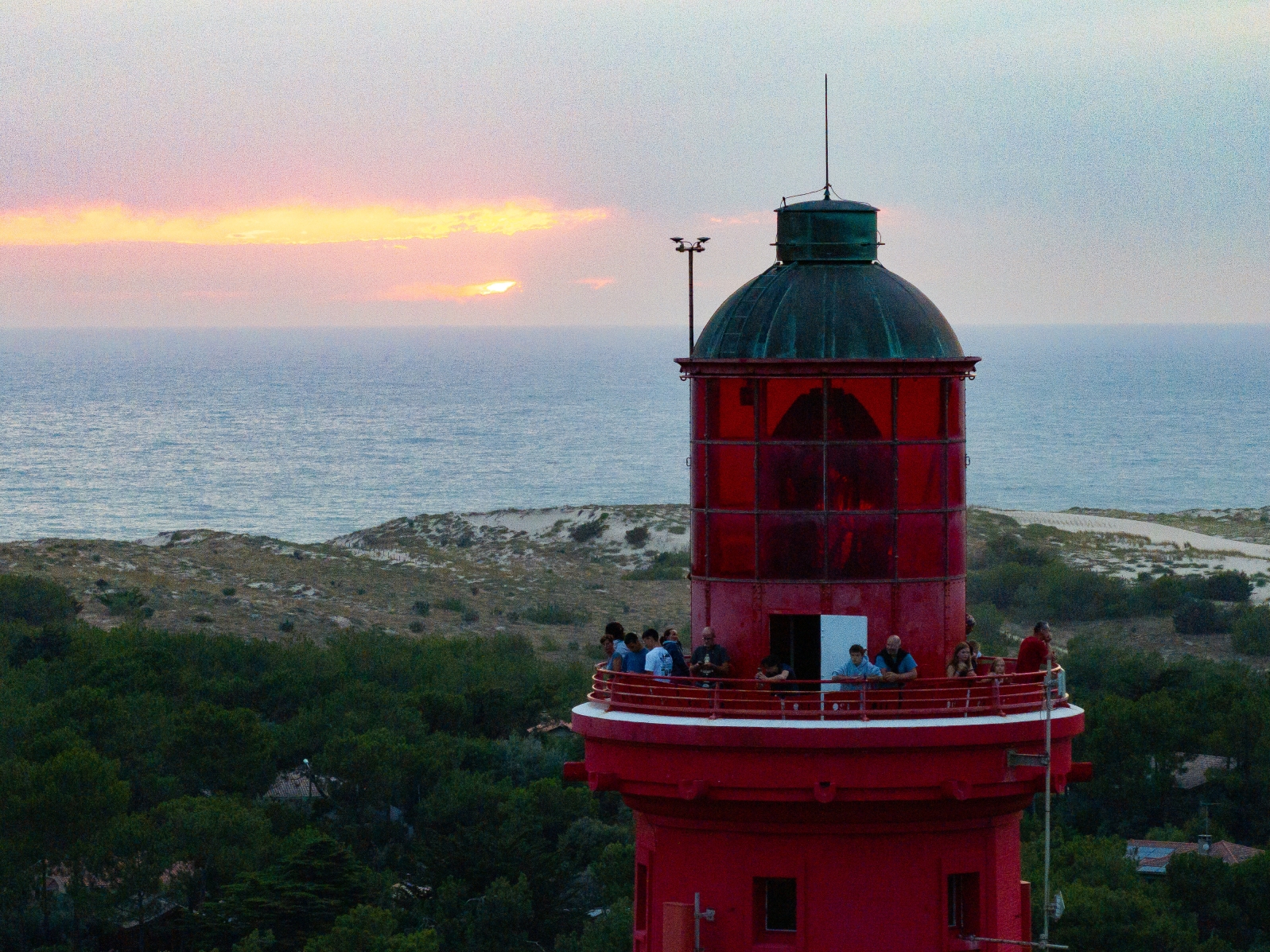 Groupes et visiteurs profitent d’une vue spectaculaire depuis le sommet du phare, offrant un panorama à 360° sur le paysage environnant.