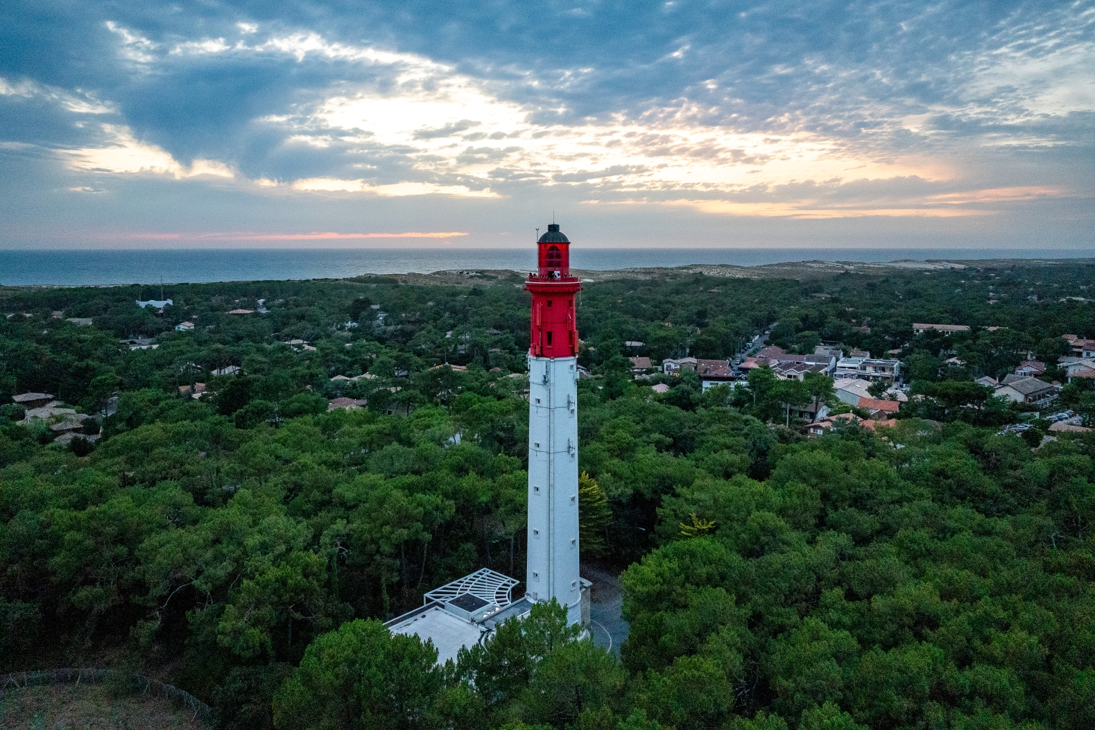 Une vue spectaculaire du phare et de son environnement naturel, offrant un aperçu complet du paysage alentour.