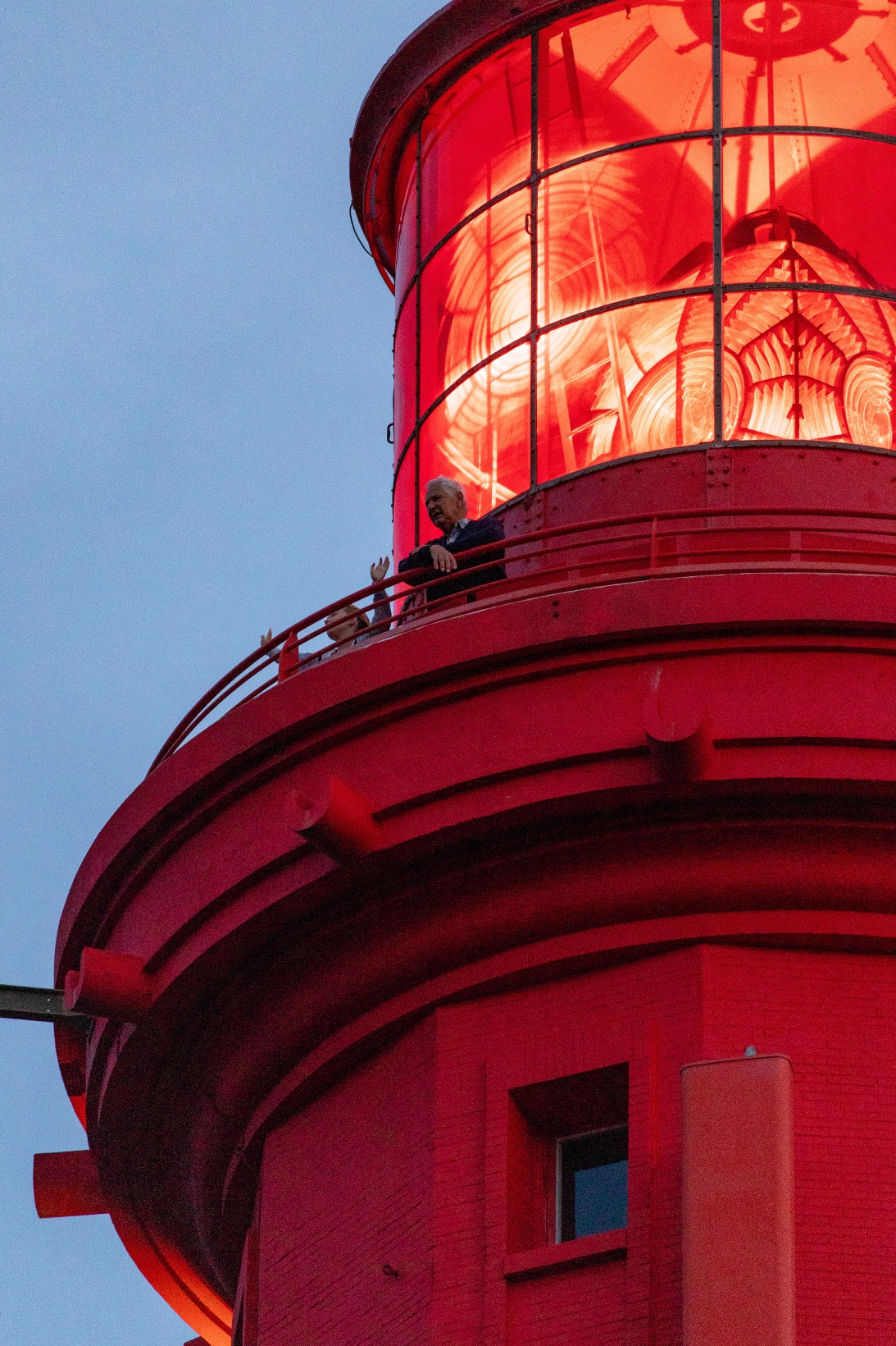 Depuis le sommet du phare, les visiteurs observent attentivement le paysage qui se déploie sous leurs yeux.
