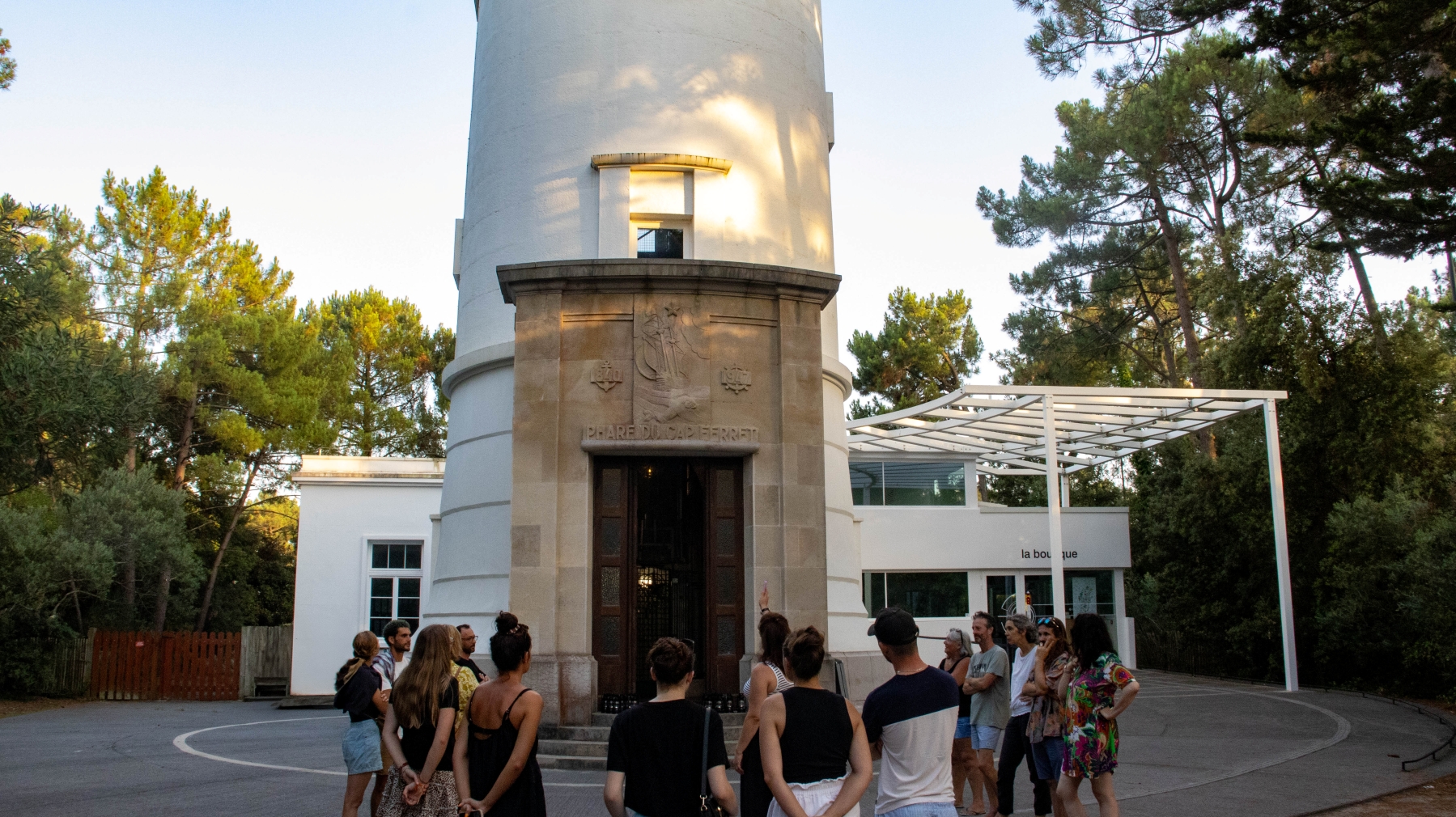 Rassemblés au pied du phare, les visiteurs découvrent les consignes avant de débuter leur ascension lors des nocturnes.