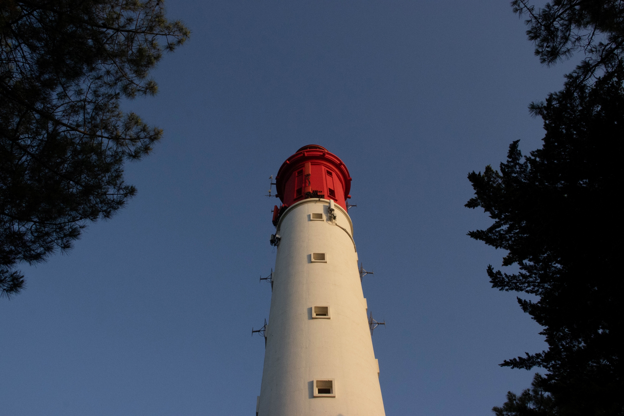 Une vue saisissante du phare depuis son pied, mettant en valeur sa hauteur et son architecture imposante.