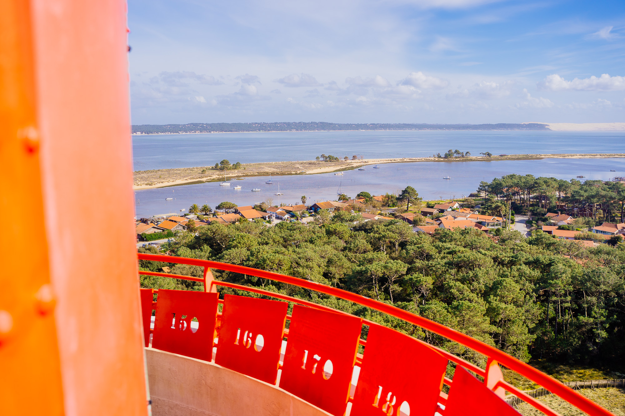 Vue à 360° depuis le sommet du Phare du Cap Ferret, offrant un panorama exceptionnel sur le Banc d’Arguin, l’Île aux Oiseaux, la Dune du Pilat et l’océan Atlantique.