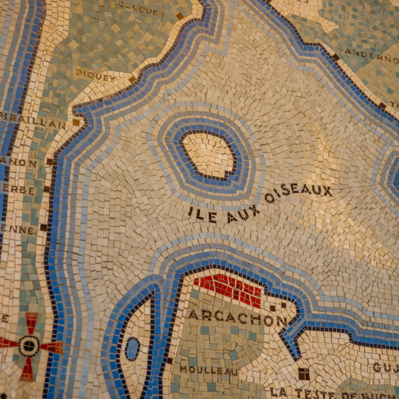 la Galerie Basse présente deux grandes mosaïques représentant le Bassin d’Arcachon et le Cap Ferret.