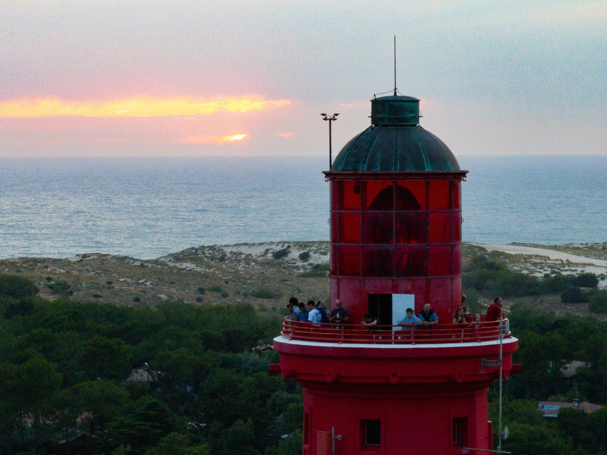 Groupes et visiteurs profitent d’une vue spectaculaire depuis le sommet du phare, offrant un panorama à 360° sur le paysage environnant.