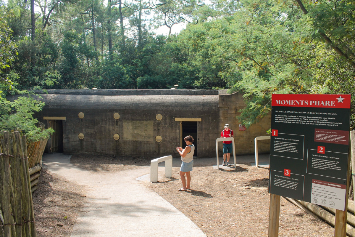 À l’extérieur, préparez-vous à une expérience unique : des bornes sonores qui, grâce à la magie de la conduction osseuse, vous chuchote les souvenirs et les confidences des gardiens et artisans du Phare. 