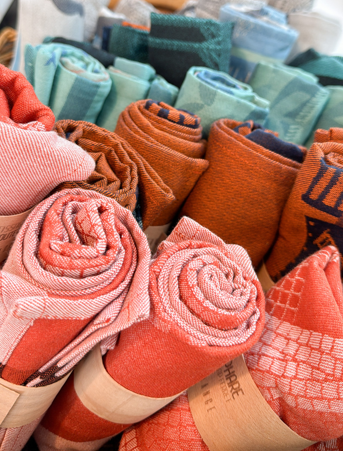 Nos torchons, pratiques et décoratifs, sèchent aussi bien la vaisselle qu'ils habillent ta cuisine d'un esprit bord de mer. Robustes comme des cordages de marine, ils résistent à toutes les tempêtes de vaisselle !