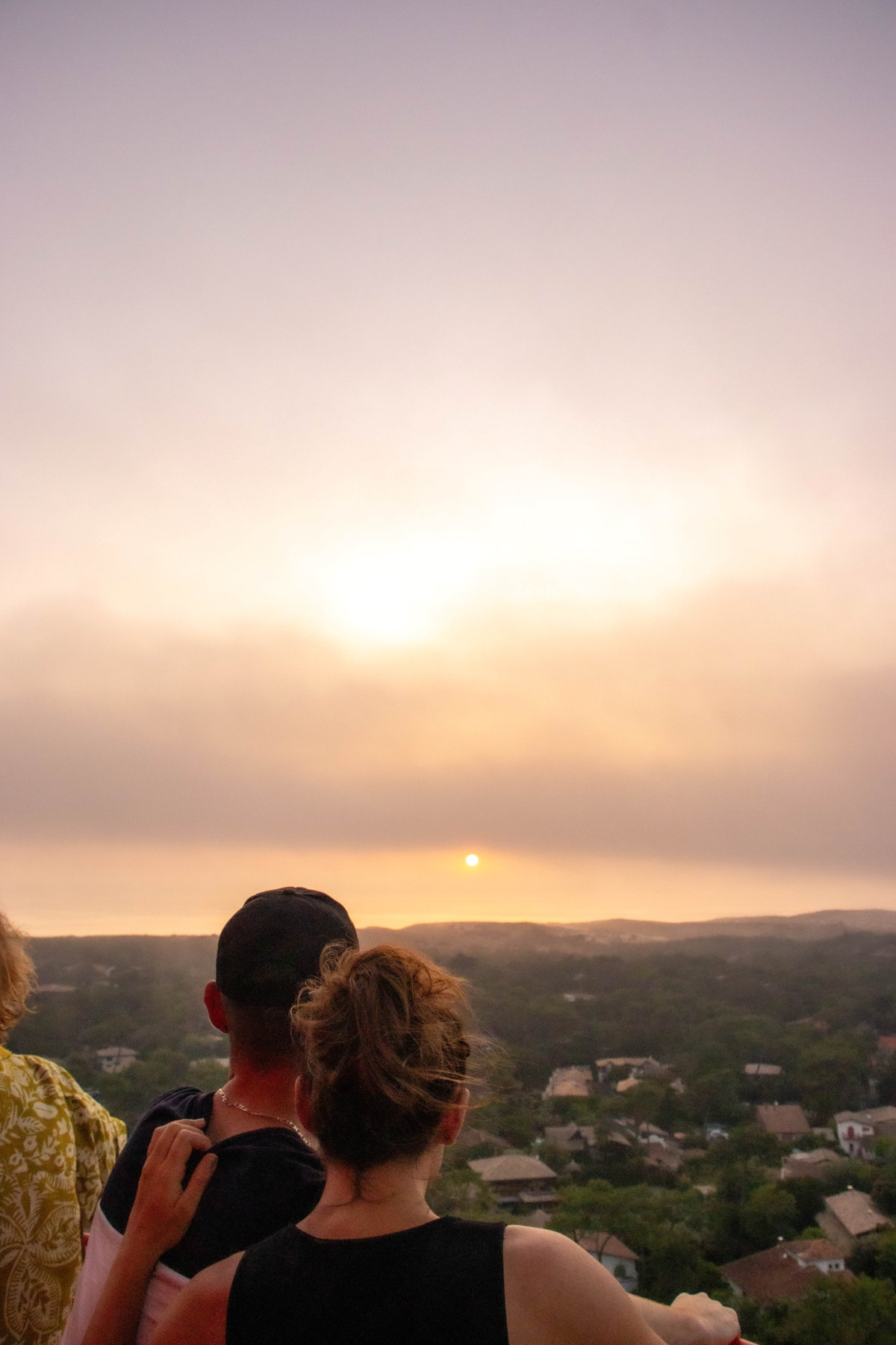 Lors des nocturnes du phare, un couple partage un instant d’émerveillement face au panorama illuminé.