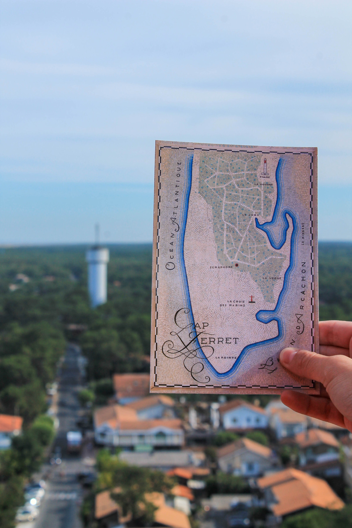 Ahoy, navigateur ! Tu cherches à envoyer un message à tes proches restés au port ?

Nos cartes postales sont de véritables trésors pour partager un bout de ta visite au Phare du Cap Ferret. Parfaites pour glisser dans ton sac de marin, tu peux les envoyer aux quatre coins du monde ou les garder comme souvenir de ton passage.

