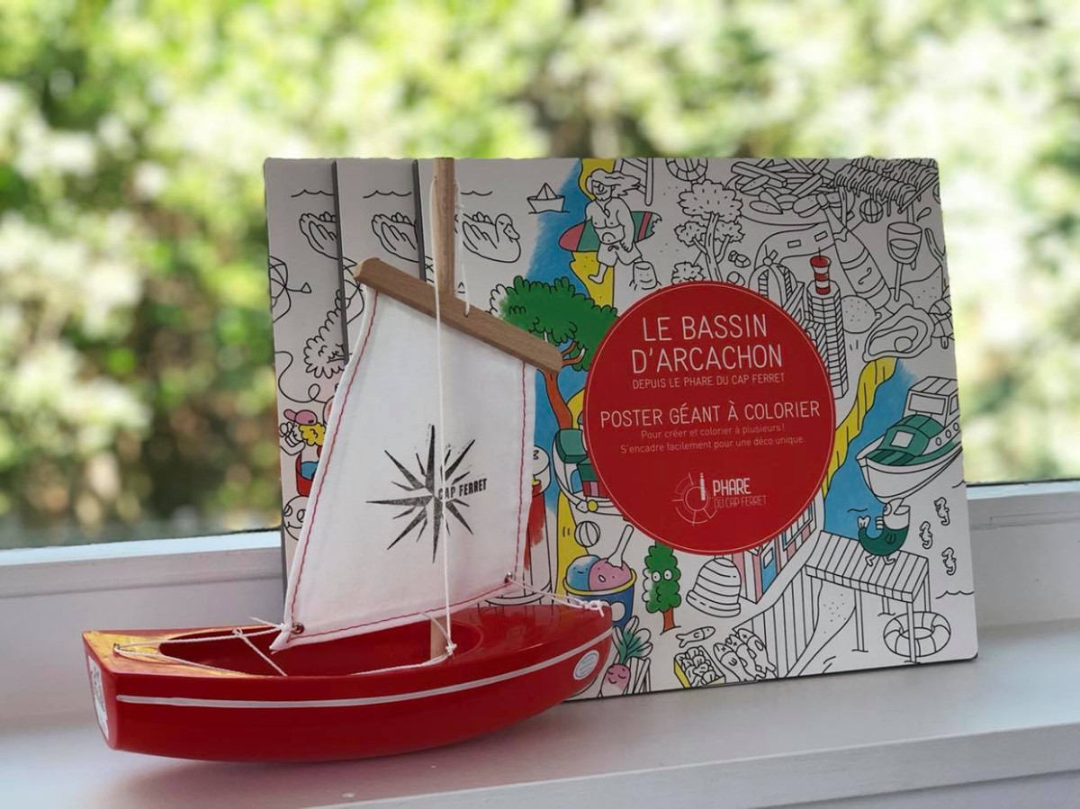 Poster géant à colorier du Phare du Cap Ferret, présent dans la boutique, idéal pour les enfants et les amateurs de dessin.