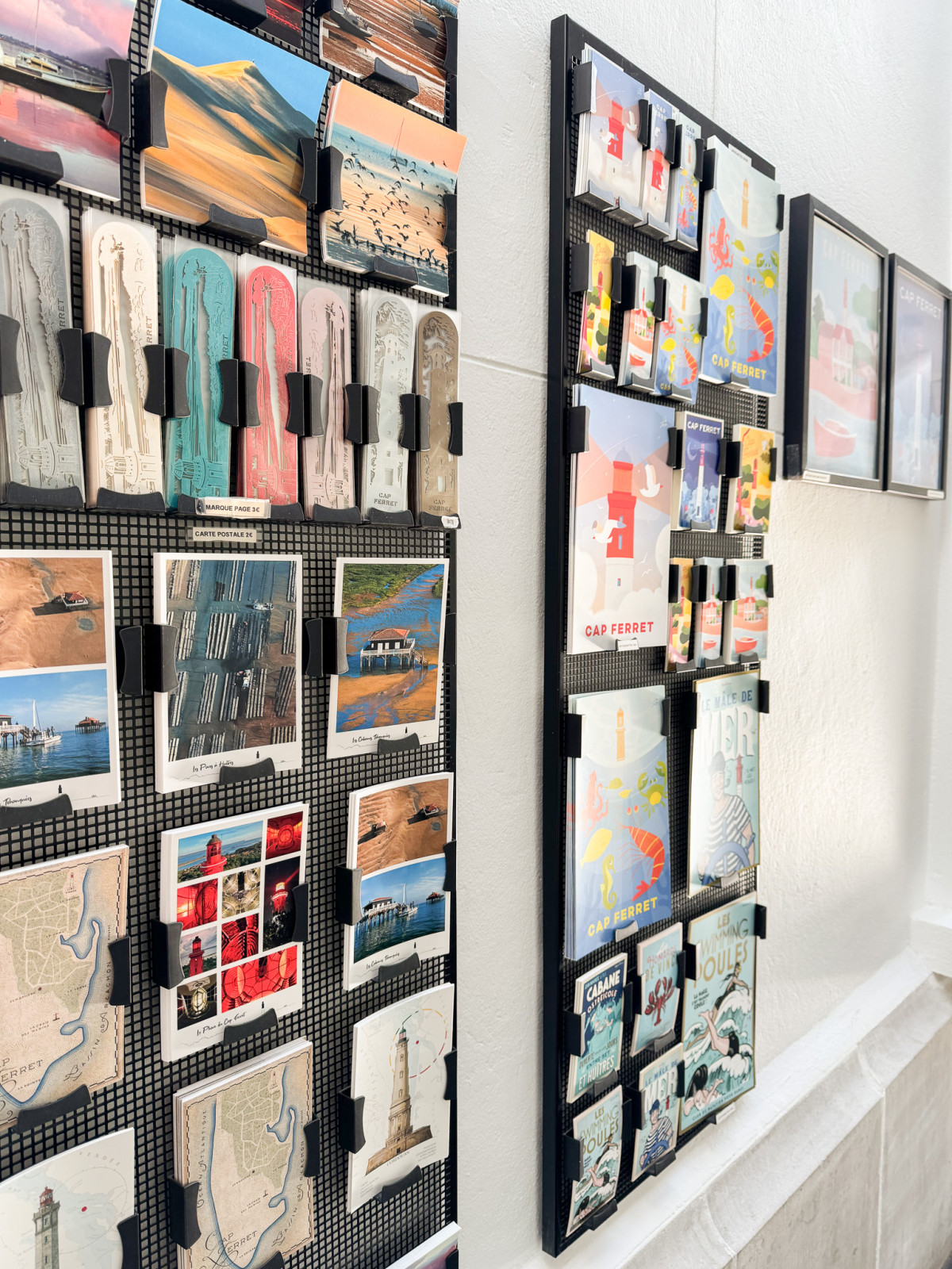 Ahoy, navigateur ! Tu cherches à envoyer un message à tes proches restés au port ?

Nos cartes postales sont de véritables trésors pour partager un bout de ta visite au Phare du Cap Ferret. Parfaites pour glisser dans ton sac de marin, tu peux les envoyer aux quatre coins du monde ou les garder comme souvenir de ton passage.

