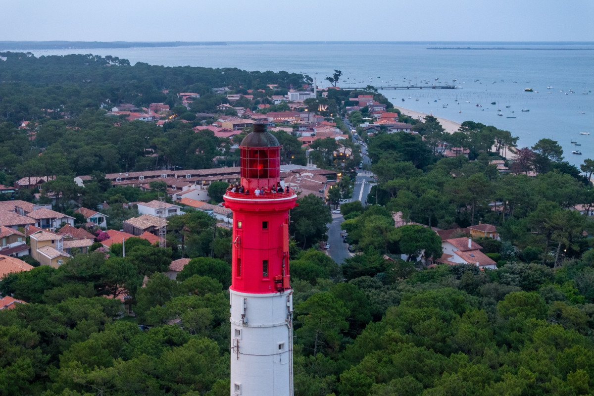 Le drone offre un aperçu du phare qui se dresse au cœur du paysage, entouré par la majestueuse beauté du bassin et de l’océan.