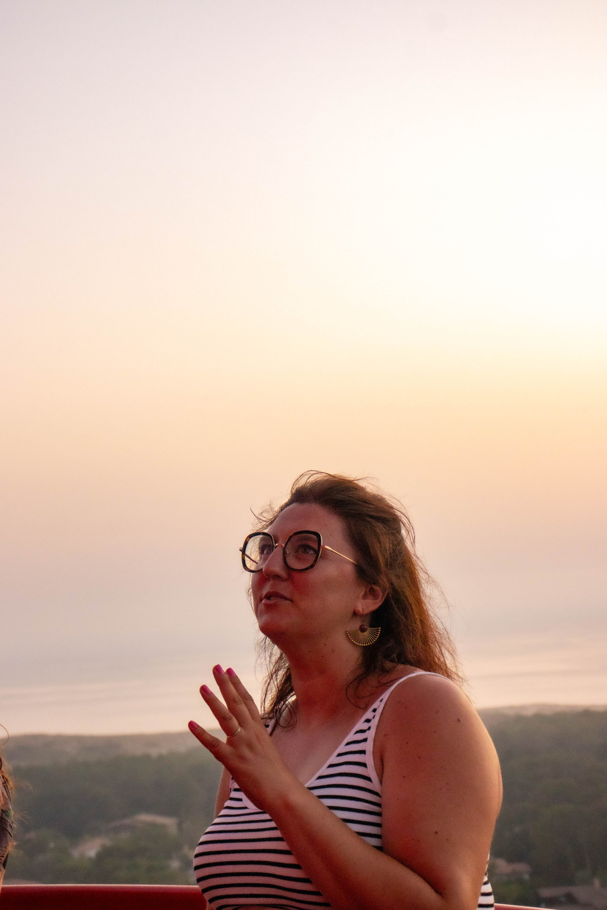 Un membre de l’équipe du phare présente son histoire et son patrimoine aux visiteurs, pendant les nocturnes.