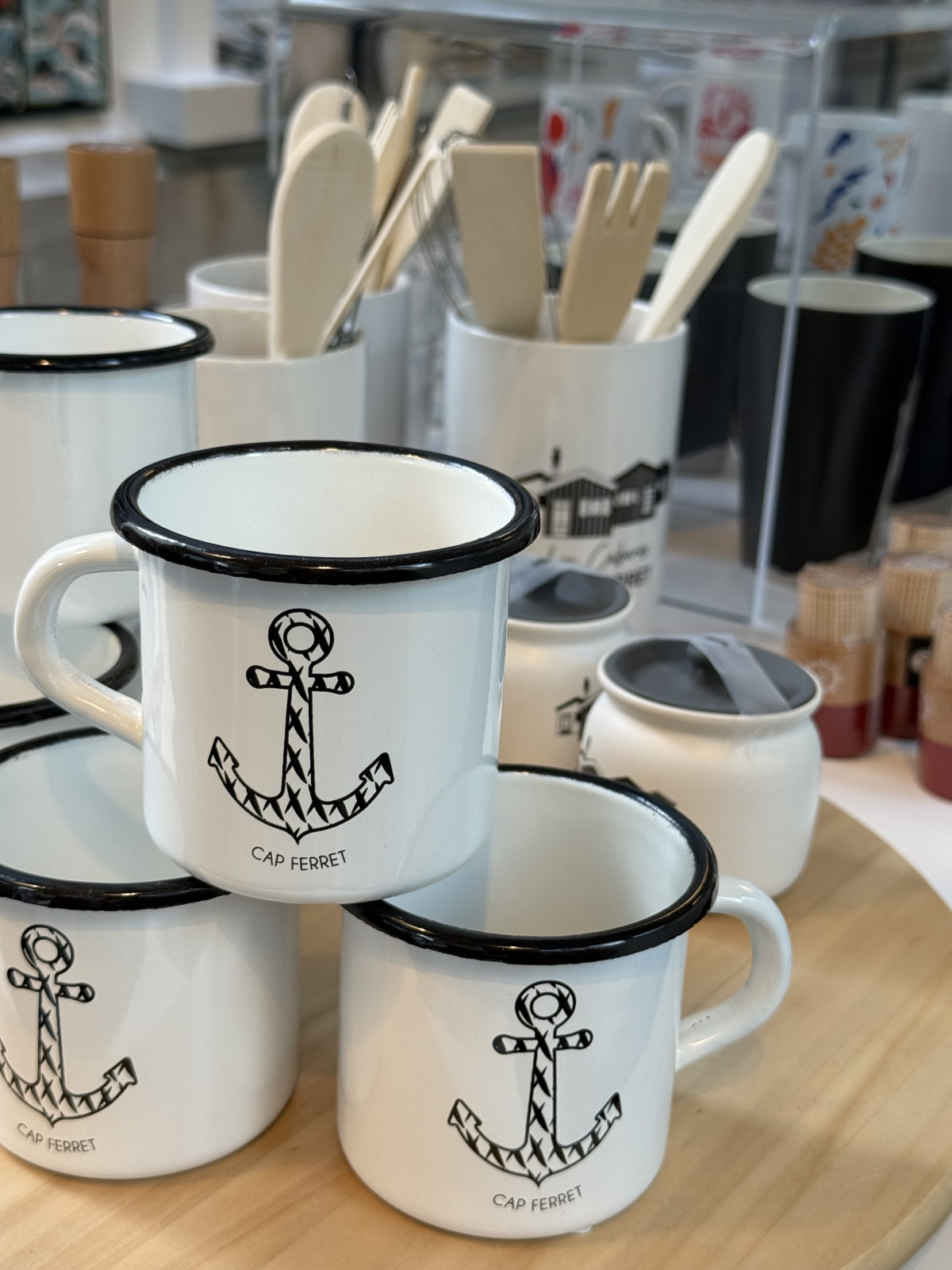 Moussaillon, veux-tu boire ton café comme un vrai gardien du Phare ?
Nos mugs et tasses aux motifs marins te plongent dans l’atmosphère du Cap dès la première gorgée.