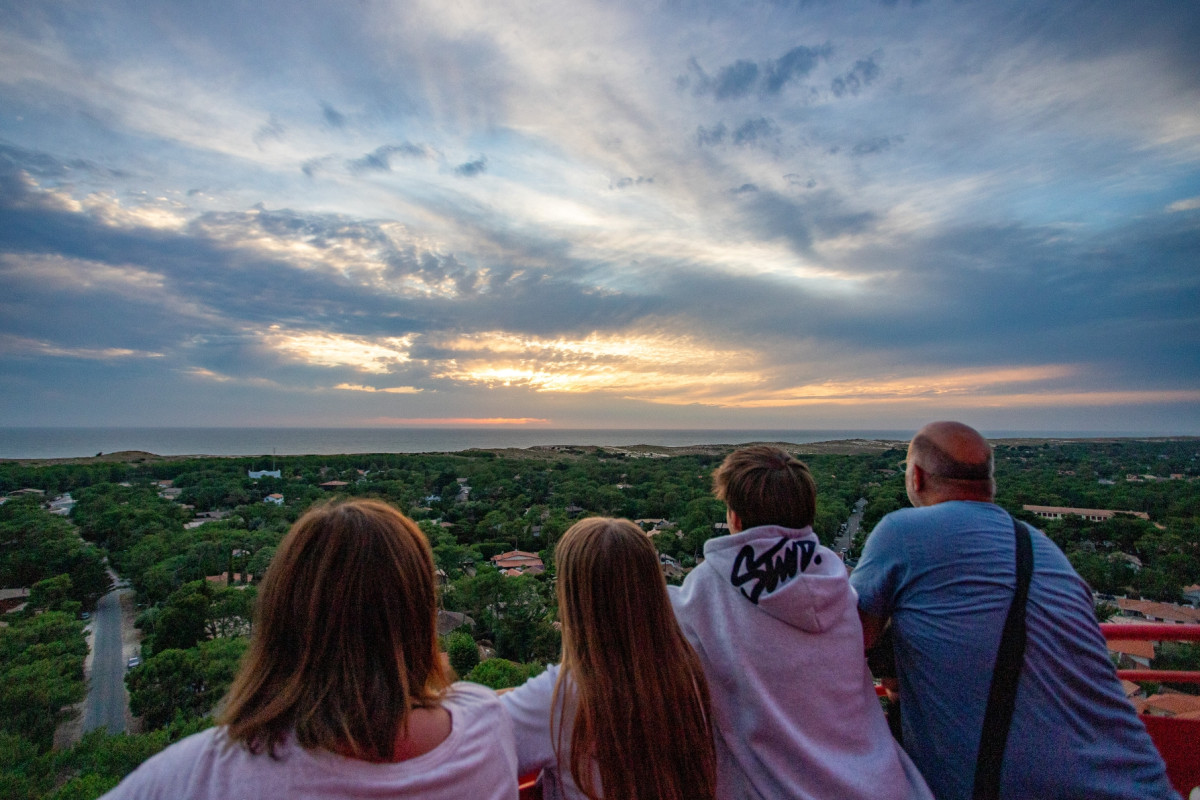 Après avoir gravi les 258 marches, familles et visiteurs profitent d’un panorama exceptionnel depuis le sommet du phare.