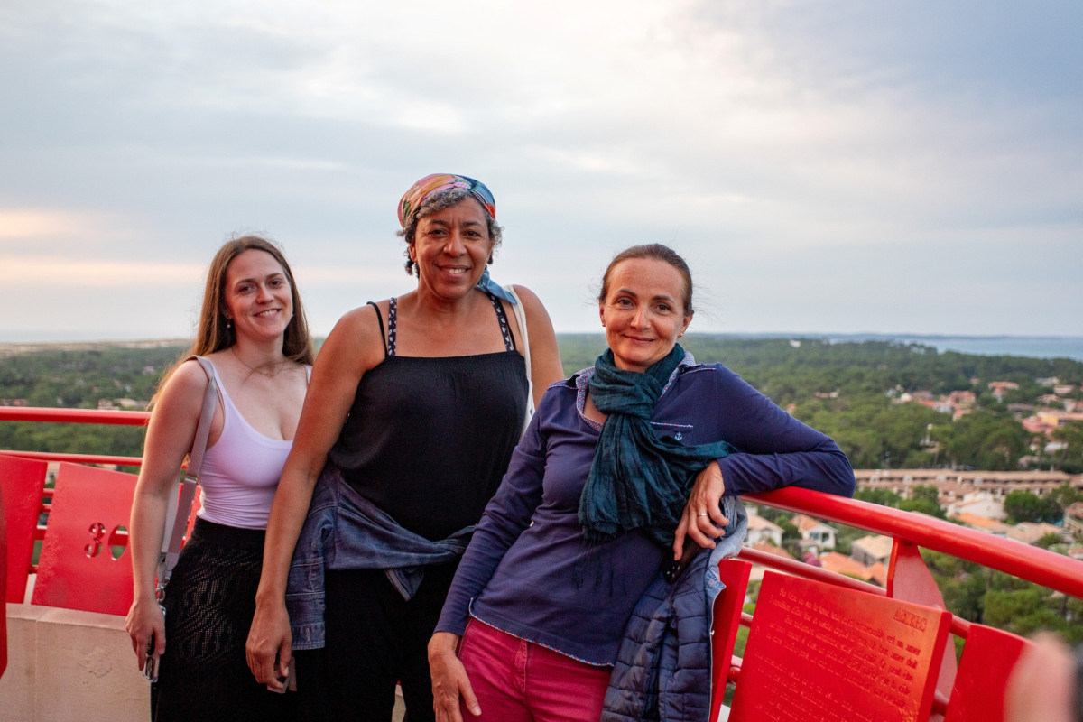 Le groupe de visiteuses prend la pose au sommet du phare, admirant la vue qui s’étend autour d’elles.