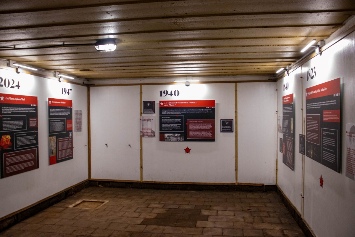 À l'intérieur du blockhaus au pied du Phare du Cap Ferret, exposition retraçant les grandes étapes de la vie du phare, de sa construction initiale à sa reconstruction après la guerre.