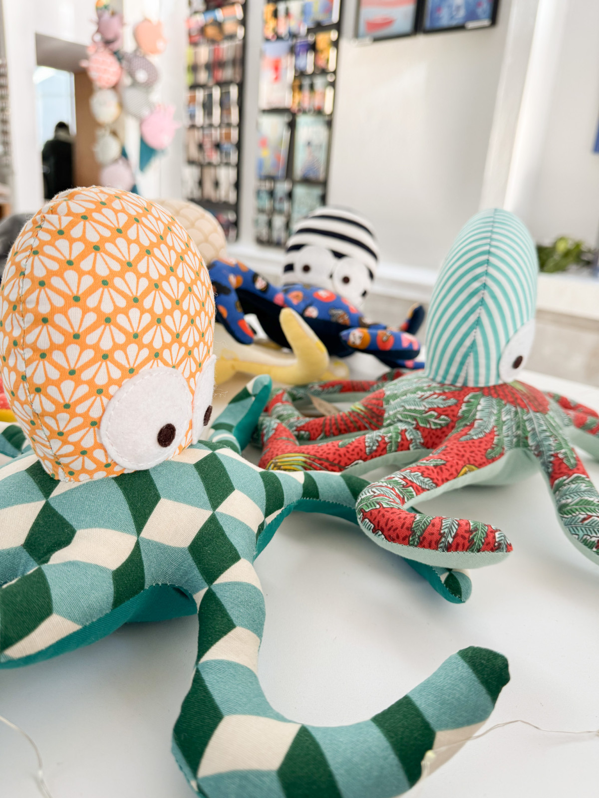 Ohé petits moussaillons ! Vous cherchez un compagnon de bord ?

Nos peluches sont de véritables gardiens tout doux pour accompagner les jeunes marins dans leurs aventures. 
Elles résistent aux tempêtes de câlins et aux grandes marées d'affection.