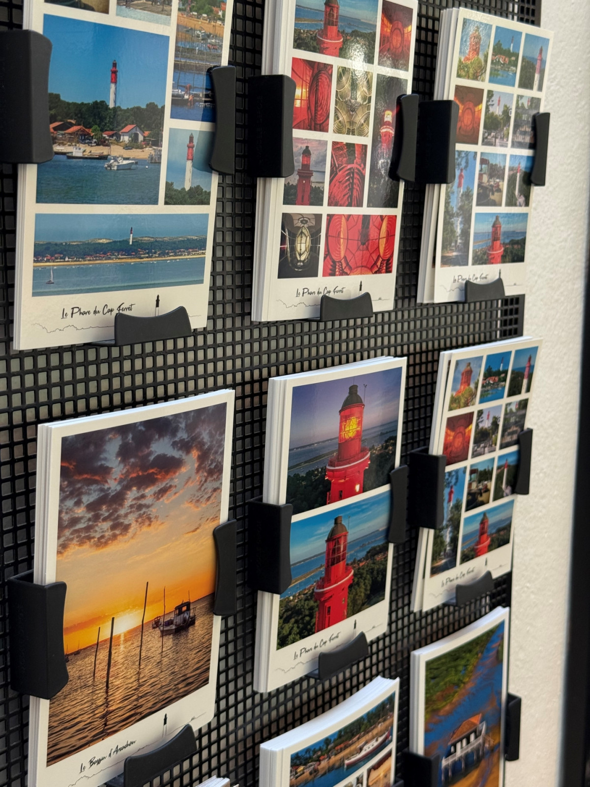 Ahoy, navigateur ! Tu cherches à envoyer un message à tes proches restés au port ?

Nos cartes postales sont de véritables trésors pour partager un bout de ta visite au Phare du Cap Ferret. Parfaites pour glisser dans ton sac de marin, tu peux les envoyer aux quatre coins du monde ou les garder comme souvenir de ton passage.

