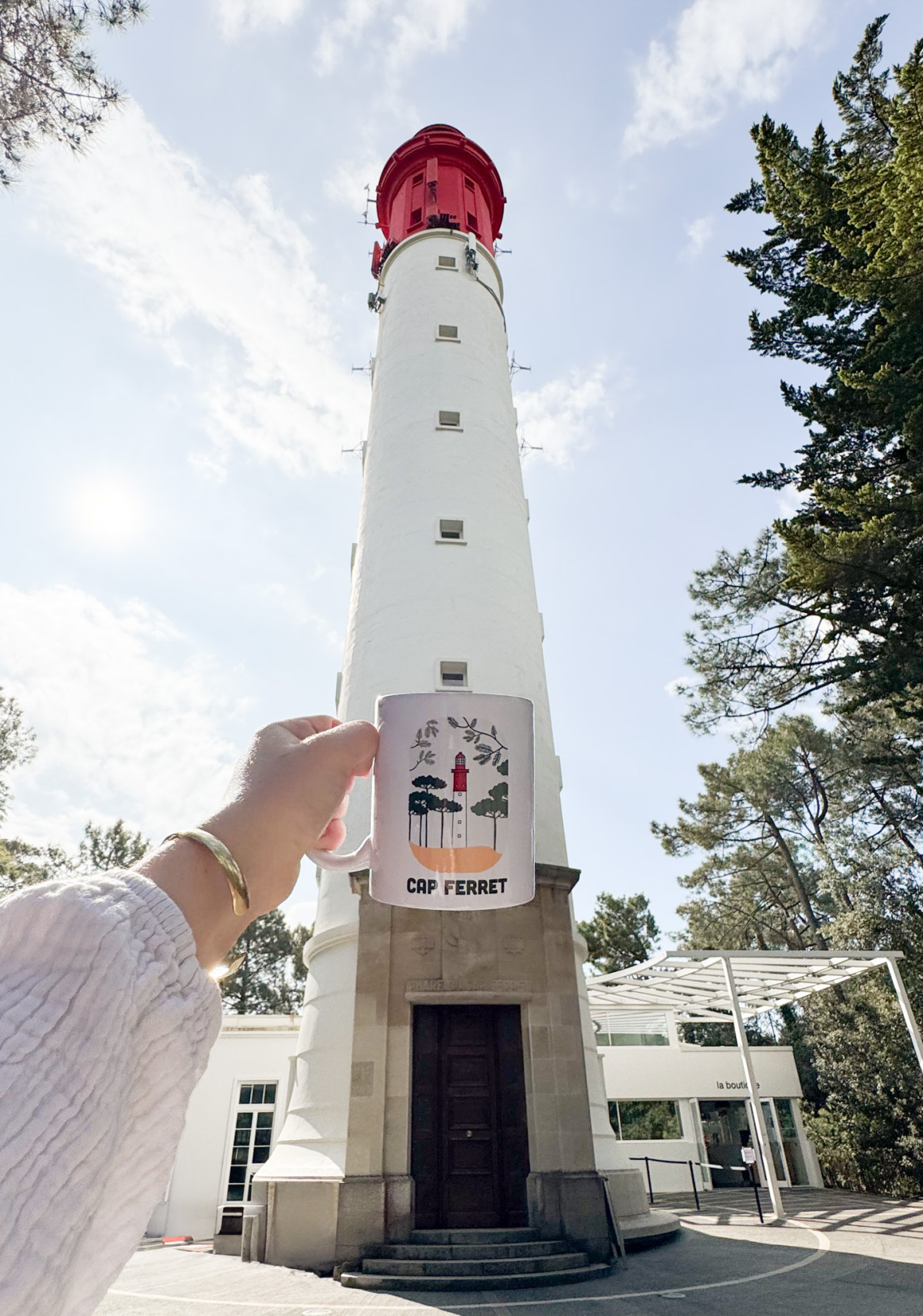 Emportez un morceau du Cap Ferret avec vous !
Ce mug illustré du célèbre Phare du Cap Ferret est idéal pour vos cafés, thés ou chocolats chauds.