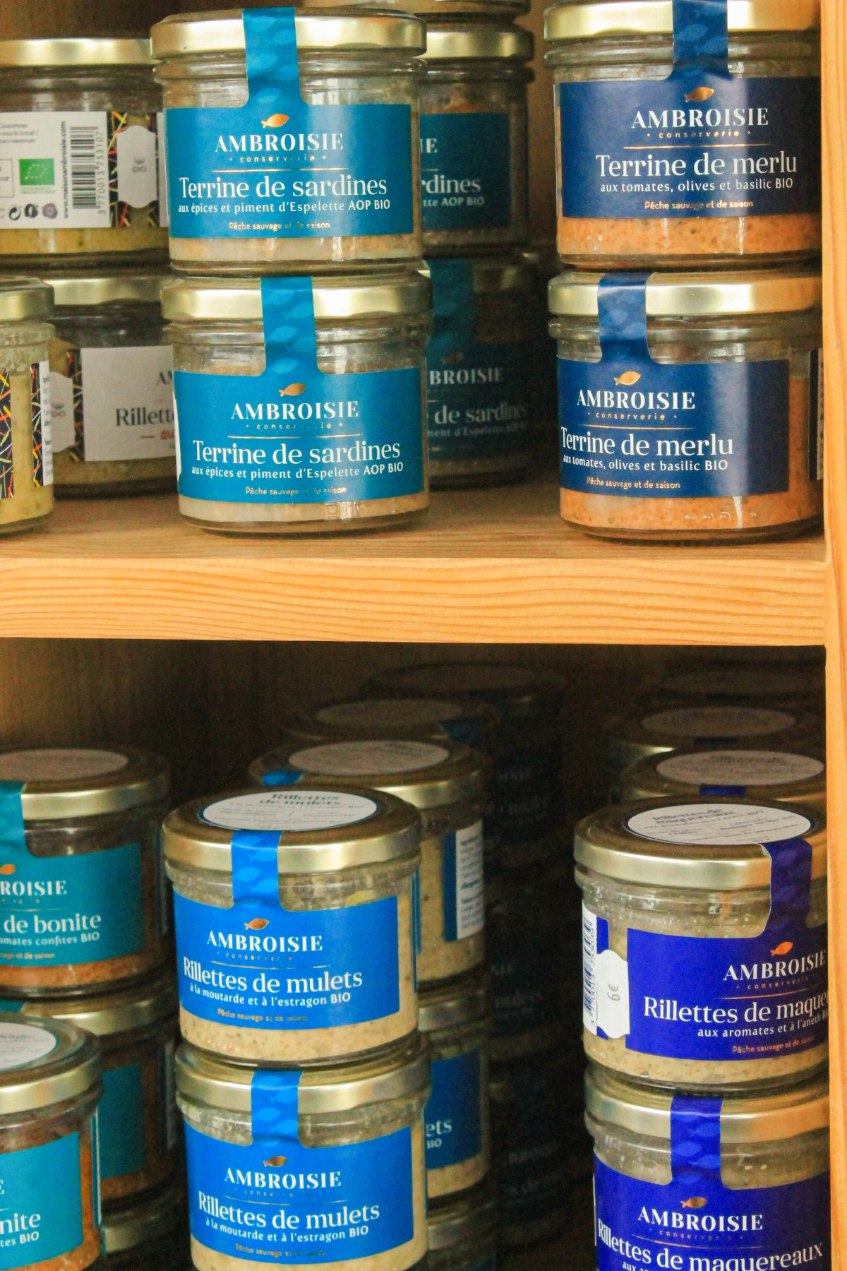 Nos produits salés capturent les saveurs authentiques du Cap Ferret : de quoi composer un véritable festin maritime !
Parfait pour l'apéro sur le pont, pour garnir ton garde-manger, ou pour offrir à ceux qui apprécient les bonnes choses.



