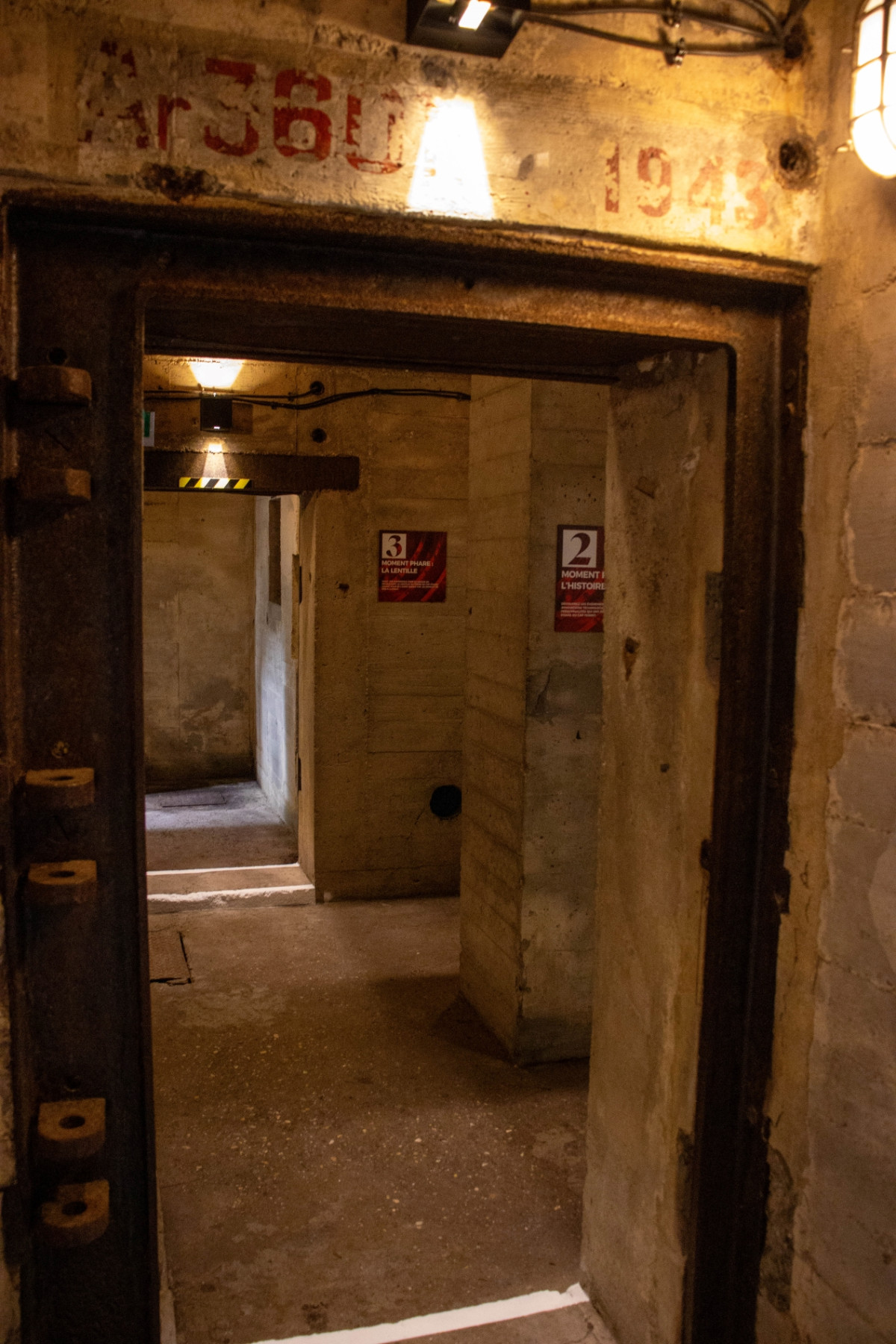 Ce blockhaus, c'est aussi un témoignage de résilience. Construit pendant la Seconde Guerre mondiale, abandonné et enseveli après 1947, il a retrouvé une seconde vie grâce à la commune de Lège-Cap Ferret et à l'association GRAMASA, qui ont travaillé dur pour lui redonner son éclat. Mais attention, mes amis : c'est un lieu étroit, avec un plafond bas et un sol parfois inégal. Avancez doucement, et gardez vos petits moussaillons bien près de vous. 