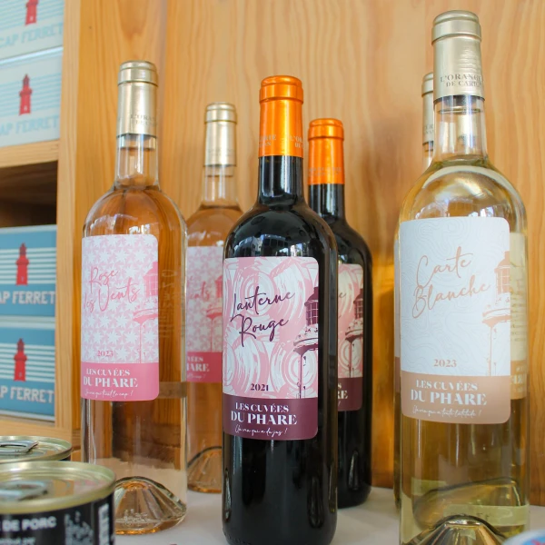 Photo de la boutique du Phare du Cap Ferret - Produits, souvenirs et créations artisanales du monument historique