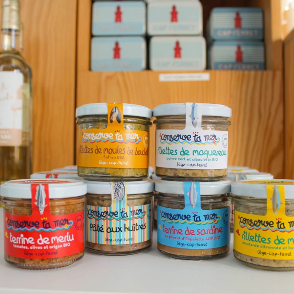 Photo de la boutique du Phare du Cap Ferret - Produits, souvenirs et créations artisanales du monument historique
