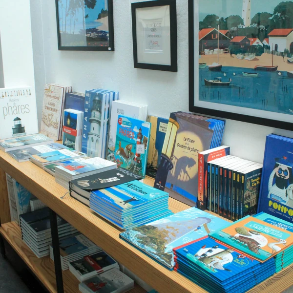 Vue de la boutique du Phare du Cap Ferret avec ses produits - Espace de vente du monument historique de Lège-Cap Ferret