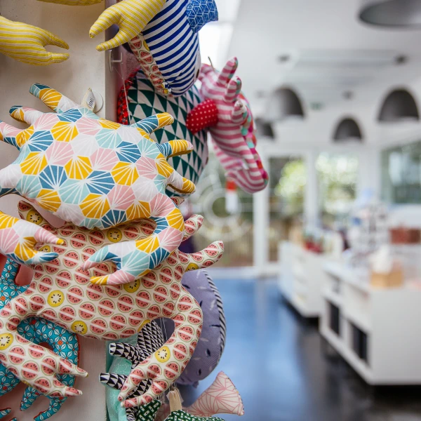 Ohé petits moussaillons ! Vous cherchez un compagnon de bord ?

Nos peluches sont de véritables gardiens tout doux pour accompagner les jeunes marins dans leurs aventures. 
Elles résistent aux tempêtes de câlins et aux grandes marées d'affection.