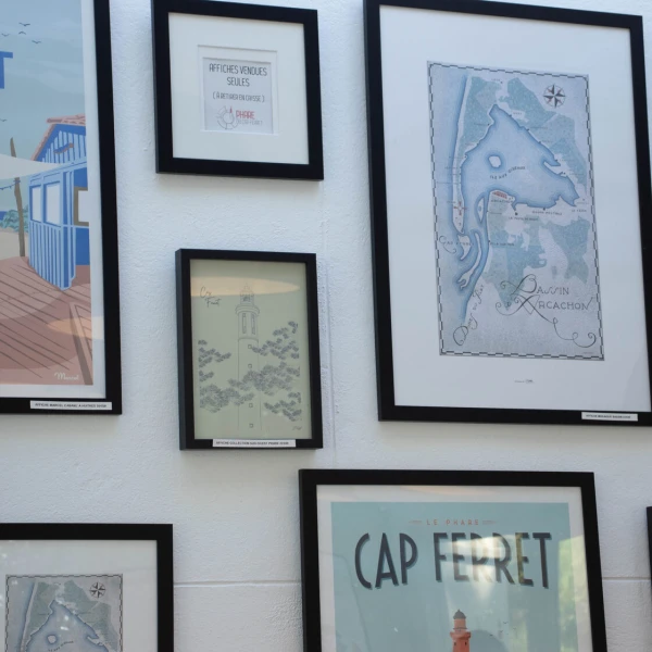 Vue de la boutique du Phare du Cap Ferret avec ses produits - Espace de vente du monument historique de Lège-Cap Ferret
