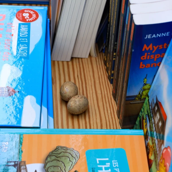 Article souvenir du Phare du Cap Ferret - Produit en forme de phare ou oeuf décoratif disponible à la boutique du monument