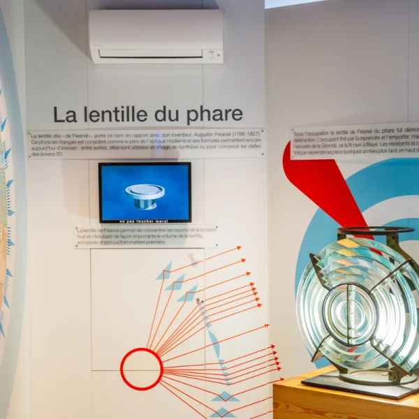 Lentille de Fresnel du Phare du Cap Ferret exposée dans la salle Histoire de Phares - exposition interactive sur le fonctionnement optique des phares