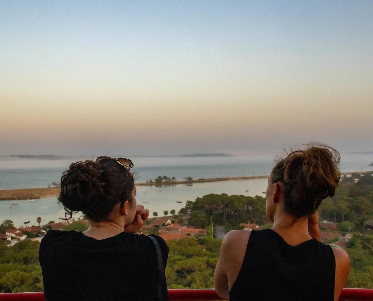 Deux visiteuses admirent le panorama depuis le sommet du phare pendant les nocturnes.