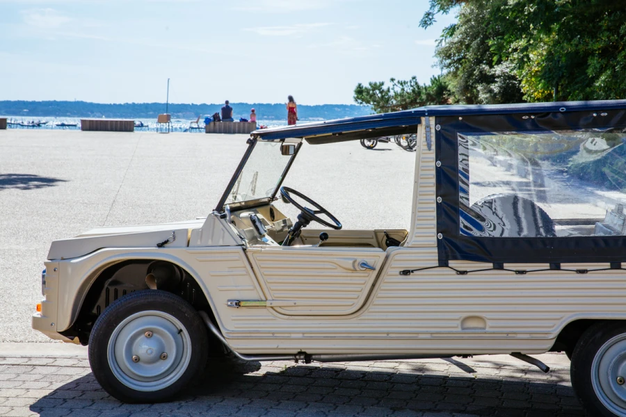 Voiture ancienne type Méhari garée au bord du Bassin d'Arcachon au Cap Ferret - Ambiance estivale et vintage sur la presqu'île de Lège